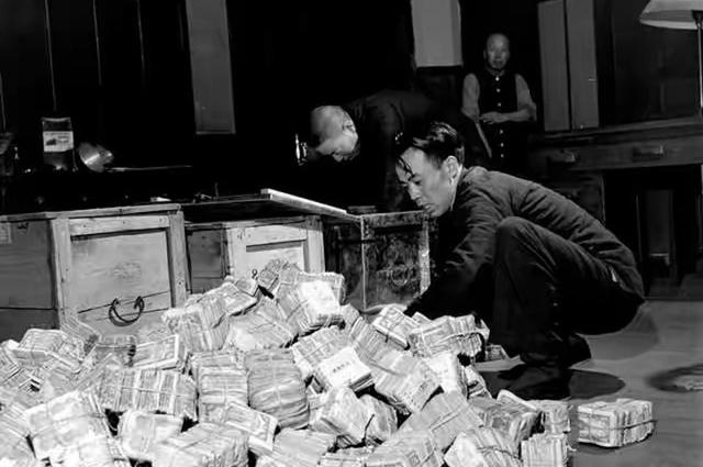老照片：1948年老上海的通货膨胀有多严重<strong></p>
<p>民国法币购买力</strong>？100元仅能买四粒大米