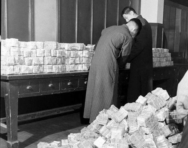 老照片：1948年老上海的通货膨胀有多严重<strong></p>
<p>民国法币购买力</strong>？100元仅能买四粒大米