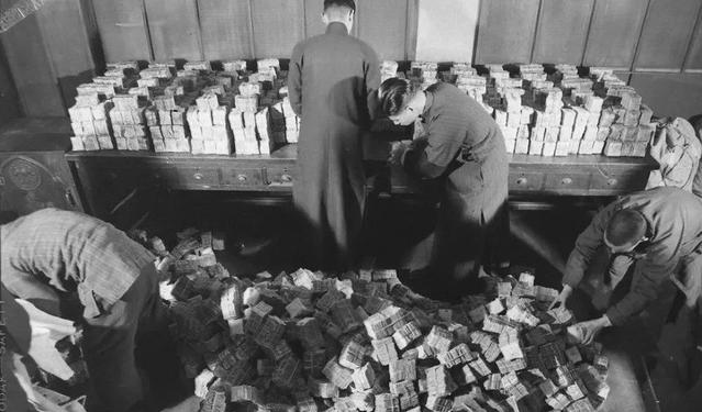老照片：1948年老上海的通货膨胀有多严重<strong></p>
<p>民国法币购买力</strong>？100元仅能买四粒大米