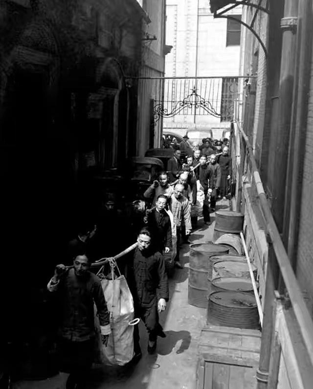 老照片：1948年老上海的通货膨胀有多严重<strong></p>
<p>民国法币购买力</strong>？100元仅能买四粒大米
