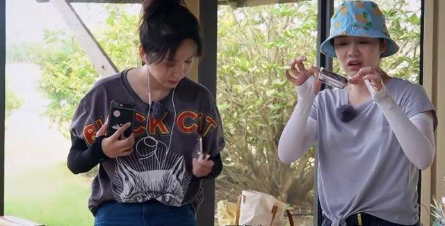 娄艺潇饿到在机场捡别人吃剩的食物<strong></p>
<p>捡币</strong>，买雪糕没钱又经历一次狼狈！
