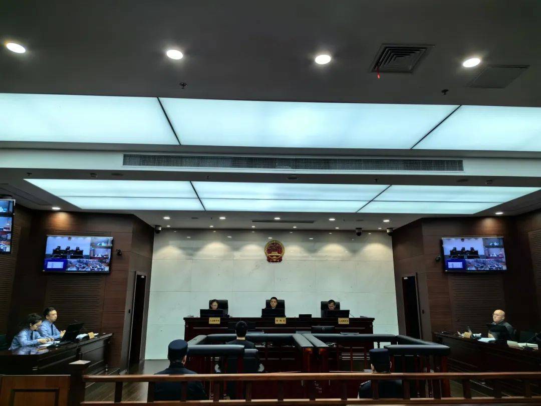 股票场外配资将市场变“赌场”<strong></p>
<p>股票配资</strong>，股票交易金额3.89亿元的非法经营案“落槌”