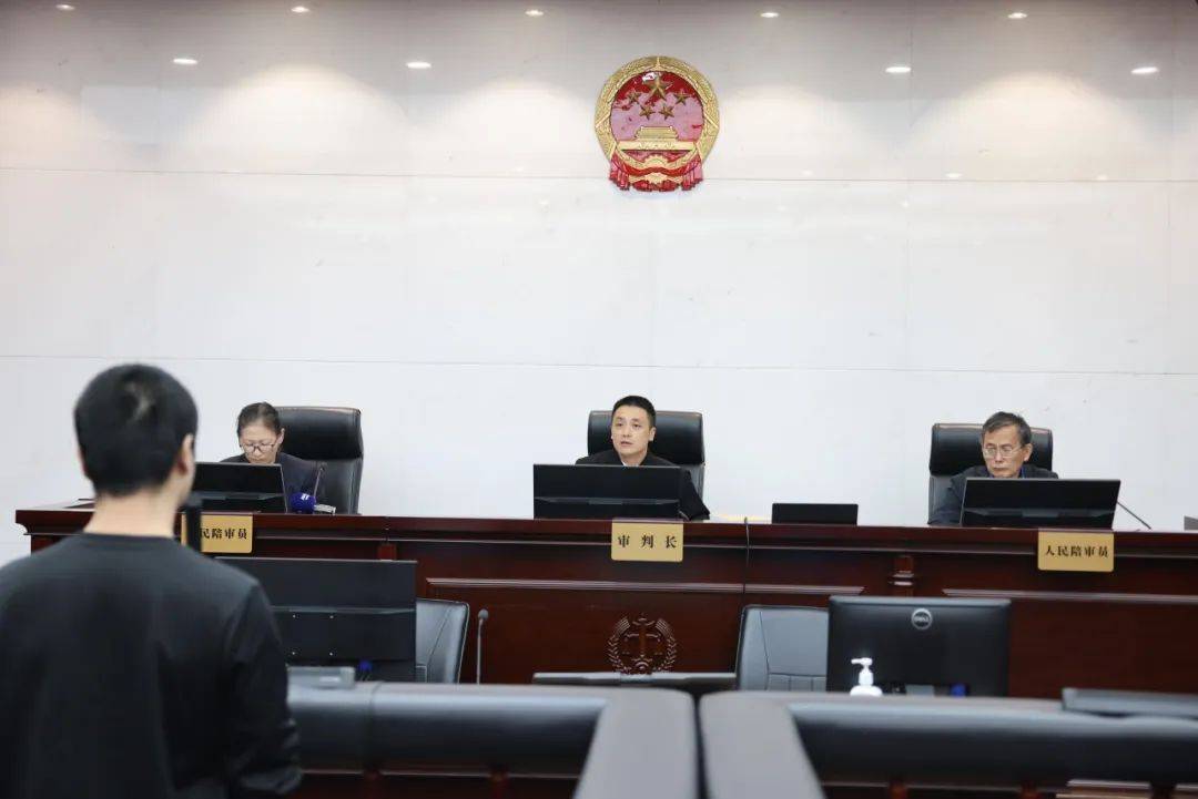 股票场外配资将市场变“赌场”<strong></p>
<p>股票配资</strong>，股票交易金额3.89亿元的非法经营案“落槌”