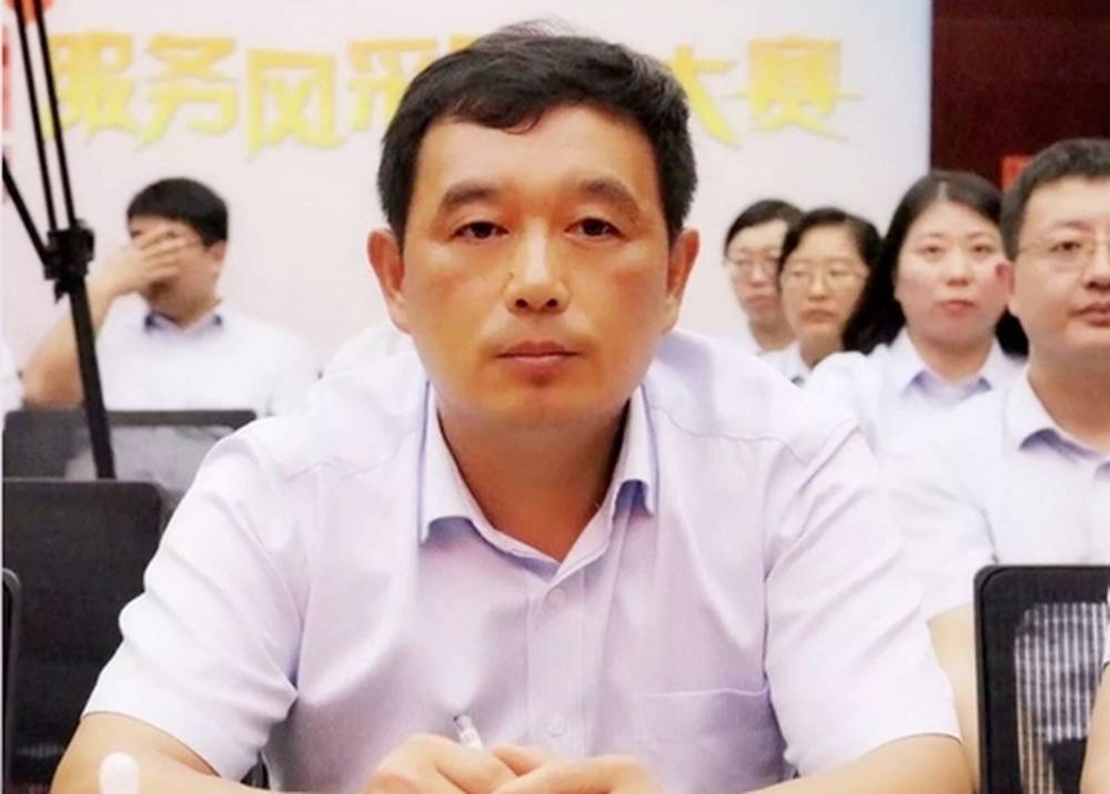 违规使用信贷资金买卖股票<strong></p>
<p>买卖股票</strong>，莱商银行原副行长李锋被“双开”