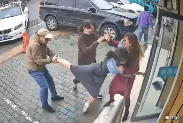 公职夫妻因挪车将女子打骨折<strong></p>
<p>股票与基金</strong>，想40万私了？通报来了