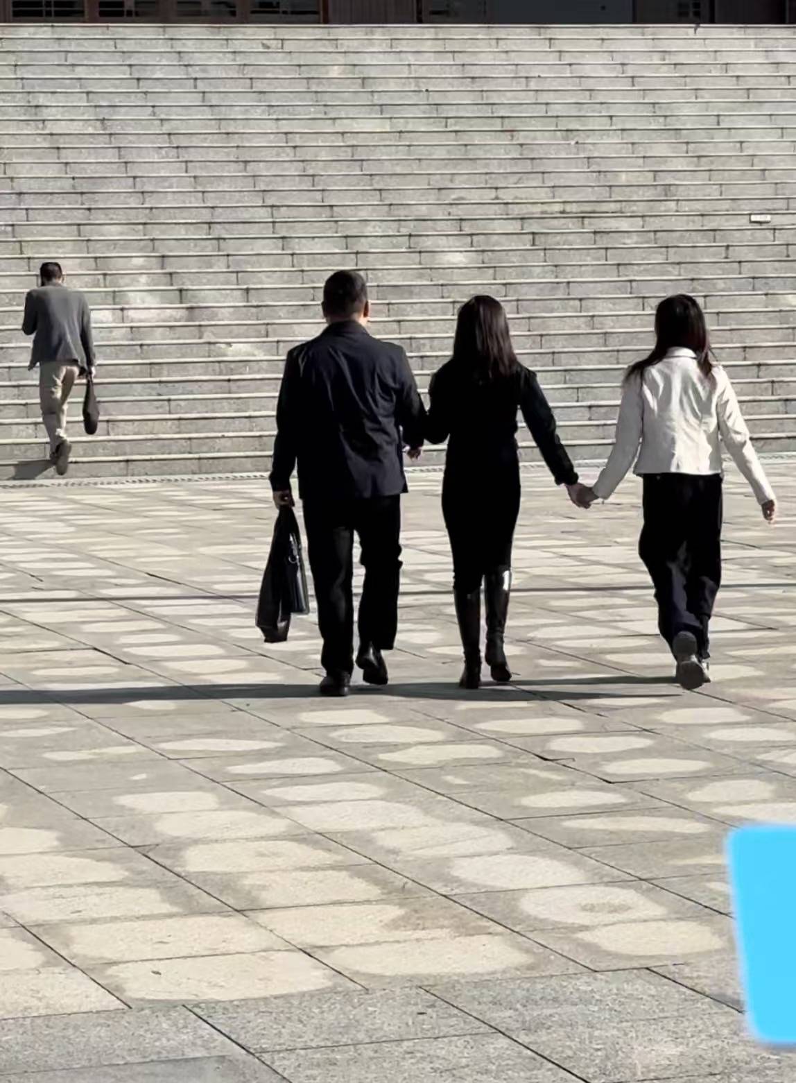 死刑！余华英拐卖儿童案重审宣判<strong></p>
<p>股票与基金</strong>，其当庭表示上诉