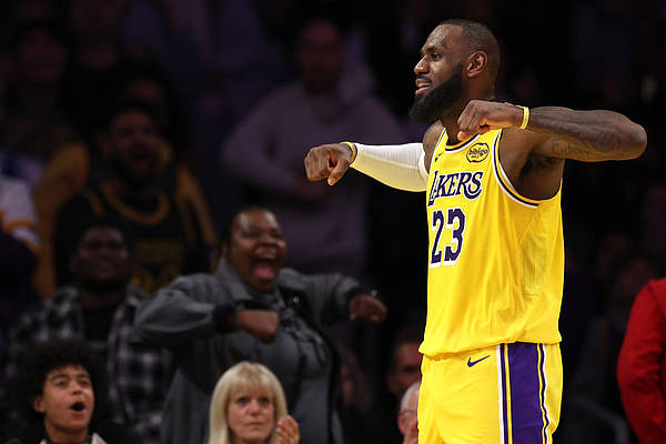 NBA｜连续三场三双<strong></p>
<p>周杰伦NFT被盗</strong>！詹姆斯越老越妖 湖人击败灰熊名次对调