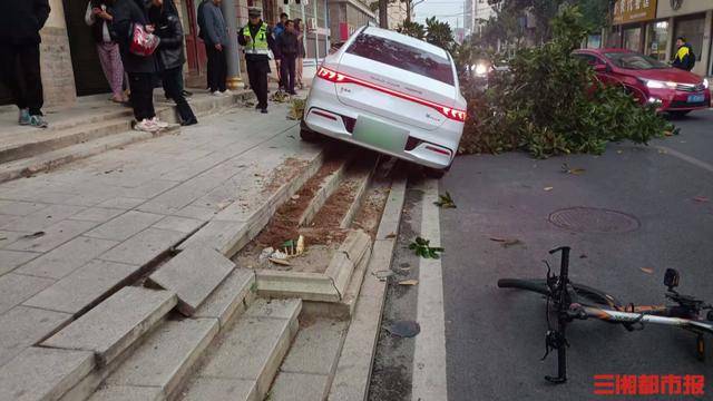 后座孩子喊爸爸<strong></p>
<p>NFT数字藏品</strong>，司机回头瞬间撞树撞人