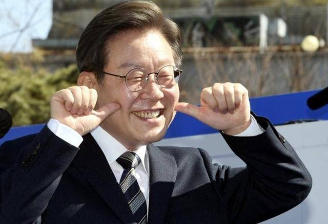 执政党捏着鼻子要“保尹”<strong></p>
<p>BTT</strong>，尹锡悦的总统宝座，将由8个人决定