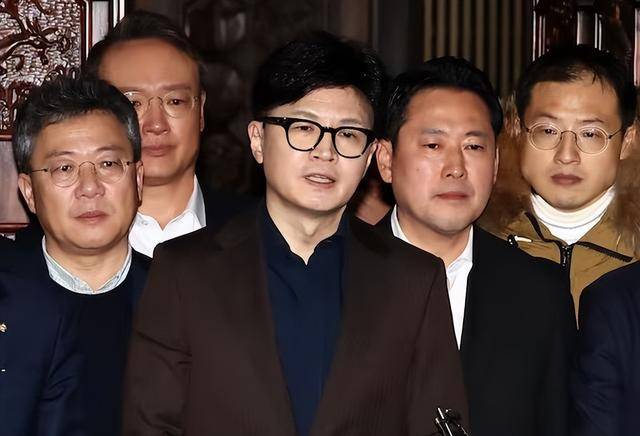 执政党捏着鼻子要“保尹”<strong></p>
<p>BTT</strong>，尹锡悦的总统宝座，将由8个人决定