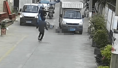 汕头一男孩骑单车遇“开门杀”摔倒遭后车碾压<strong></p>
<p>百度超级链</strong>，最新回应：治疗中，没有生命危险