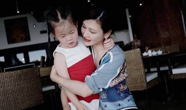 富商周旭辉<strong></p>
<p>十八数藏</strong>，44岁娶小12岁女星童蕾，获刑3年后，妻女过得如何？