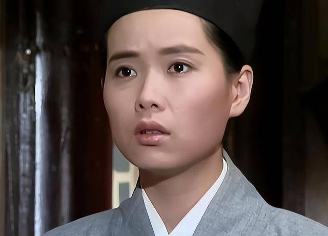 曝61岁叶童香港行生图<strong></p>
<p>大数据</strong>，身材干瘪脸上画大浓妆，多人追着索要签名