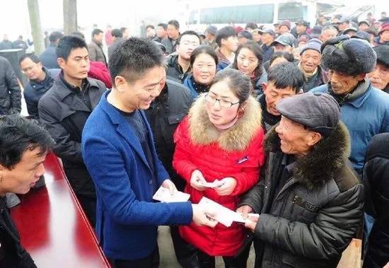 多位老师回应“刘强东发10万现金”<strong></p>
<p>OSL交易所</strong>，师生旧合照曝光