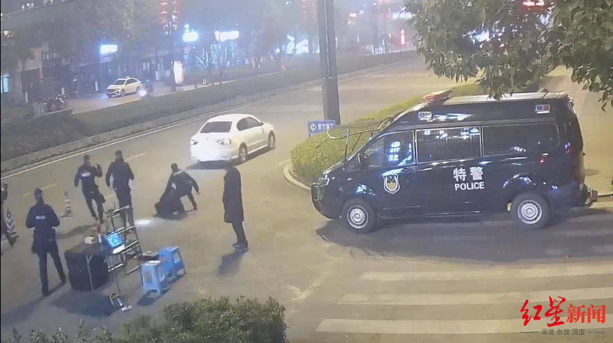 男子车内放疑似枪支遇检查强行冲卡致一辅警被拖行受伤<strong></p>
<p>META</strong>，已被抓获！“枪支”正在鉴定