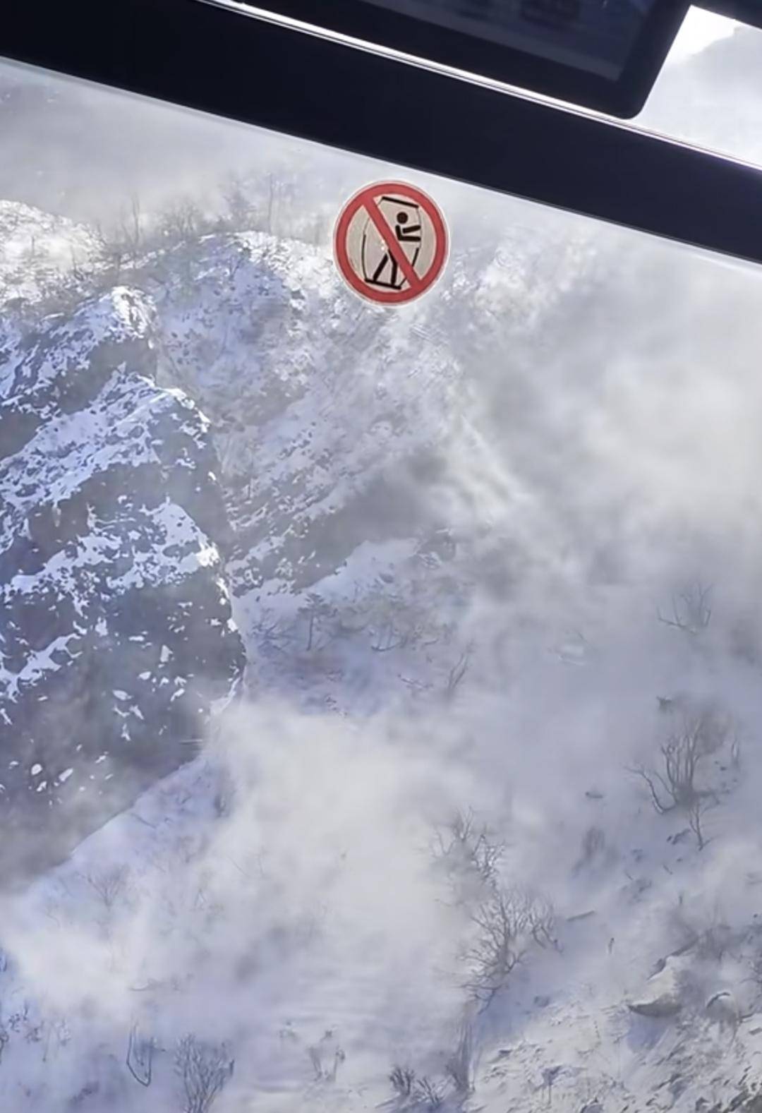 有游客被困玉龙雪山山顶<strong></p>
<p>DAO</strong>？景区回应：现在是雪山风季 已实行限流