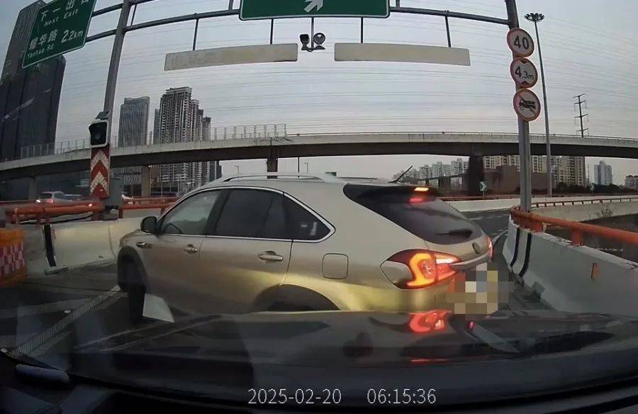 离谱！事发上海高架<strong></p>
<p>币安下载官方app</strong>，一SUV开错路，竟原地掉头逆行