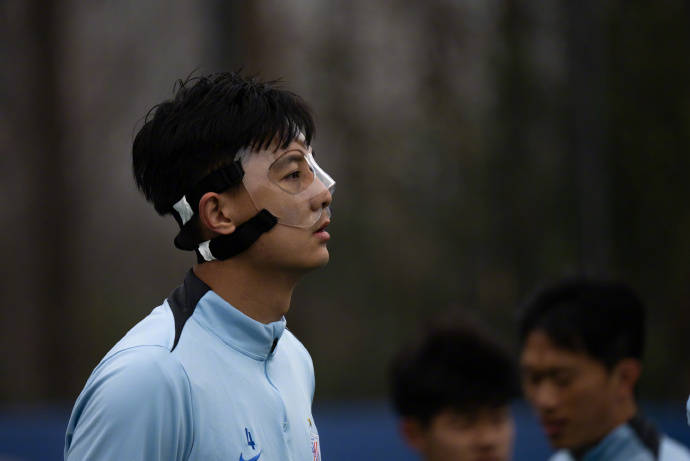国足怎么办<strong></p>
<p>币安网交易平台</strong>？申花官方确认蒋圣龙骨折 两轮连伤两大中卫