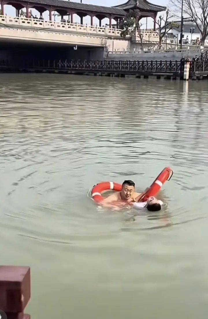 山东大哥到苏州出差<strong></p>
<p>黄金加工</strong>，刚下火车20分钟跳河救人