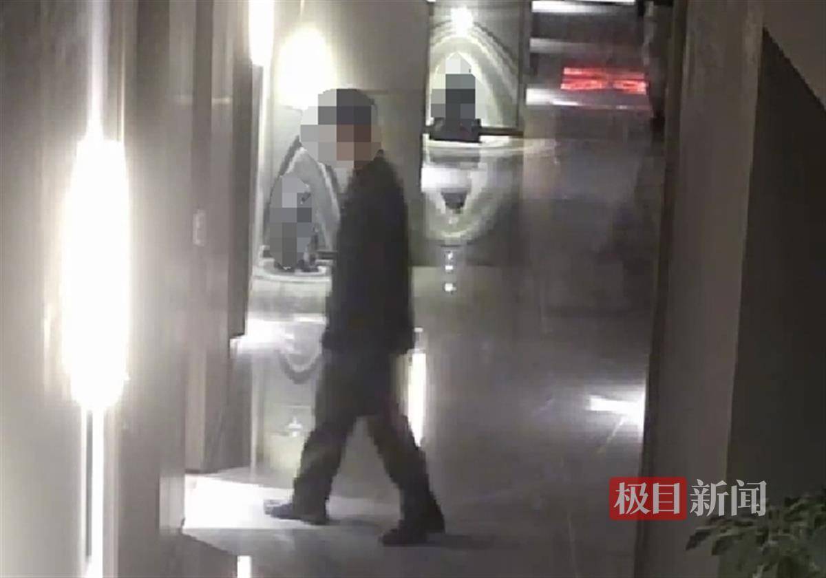 武汉一女子在艺术餐厅请客<strong></p>
<p>周大福珠宝</strong>，飞天茅台竟被服务员暗中调包！两人被警方采取刑事强制措施