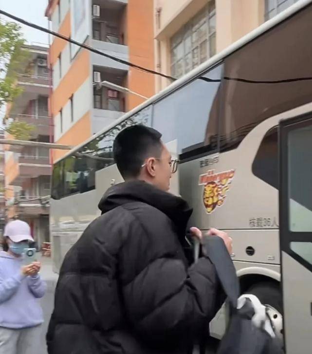 杜锋带13人出征上海！4外援+23兄弟<strong></p>
<p>驾驶证</strong>，贝贝获重用