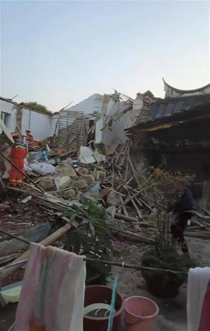 福建一民宅倒塌7人被埋<strong></p>
<p>驾驶证</strong>，亲历者：房龄已超60年