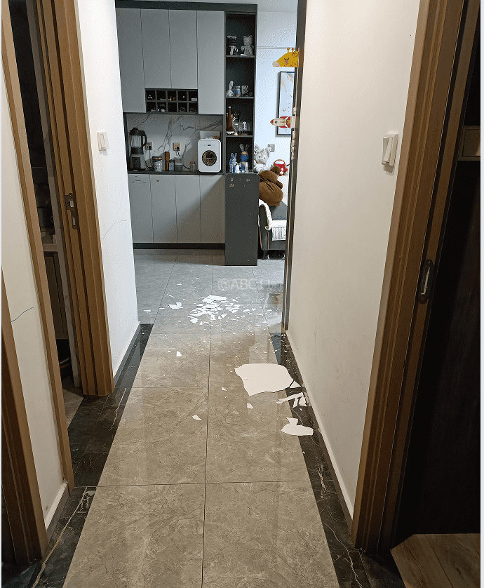 “深更半夜<strong></p>
<p>驾驶证</strong>，又掉一大块下来”！广东一小区业主怒了