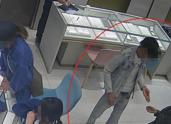 杭州大爷理发金项链不翼而飞<strong></p>
<p>俄罗斯</strong>，金属探测器都用上了，谁偷的？