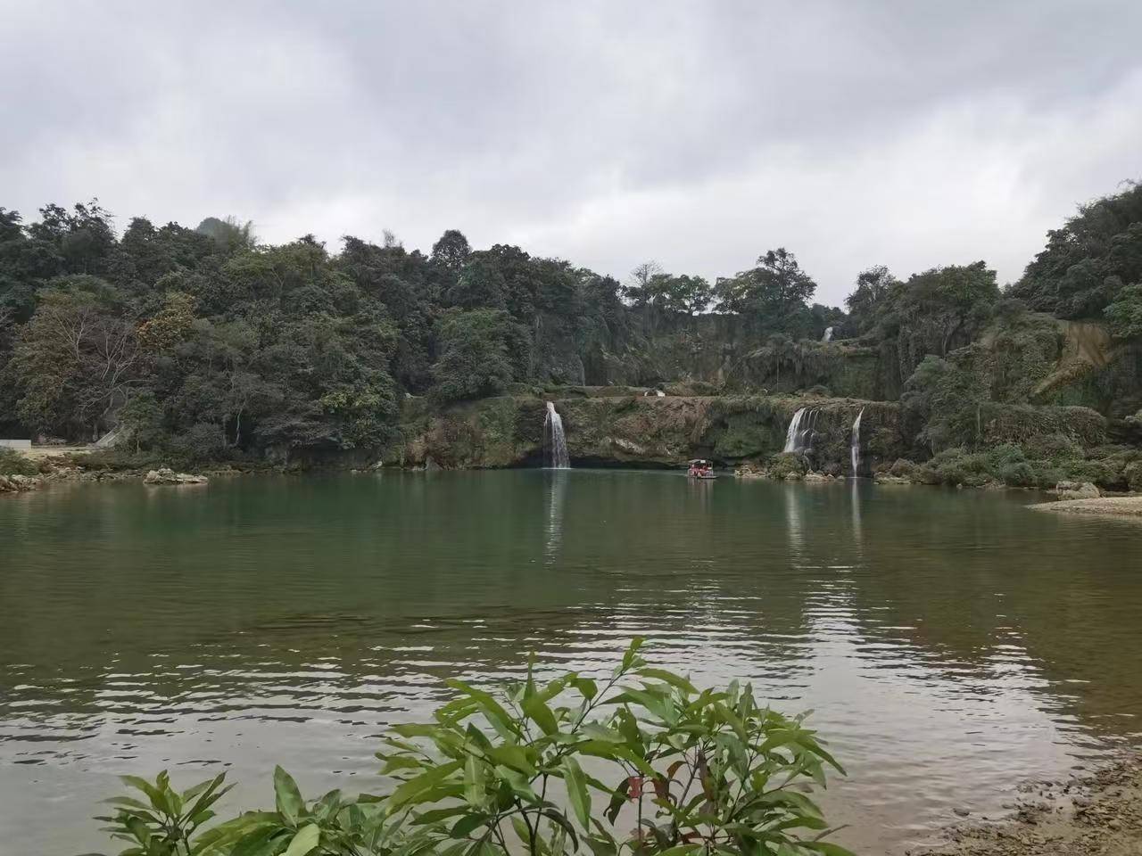 广西德天跨国瀑布变“小水滴”<strong></p>
<p>越南</strong>，景区：枯水期，水量要到6月以后恢复