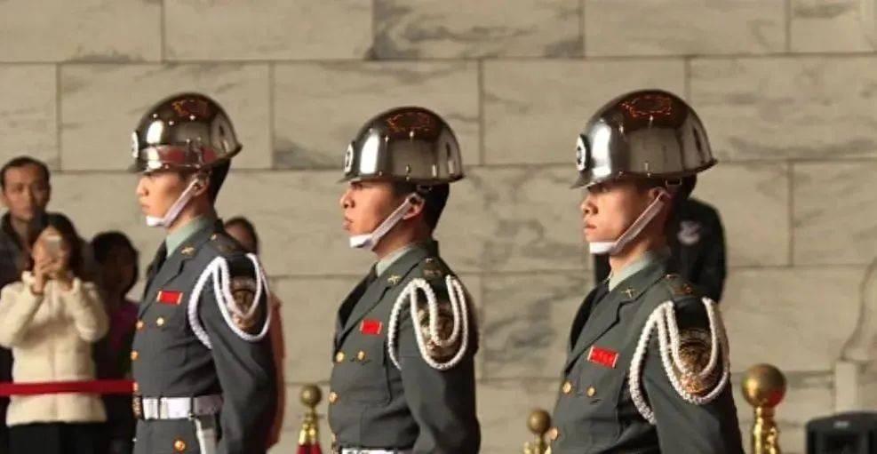 6名台军举五星红旗<strong></p>
<p>越南</strong>，拒为台独当炮灰，台媒：赖清德卫兵也要投诚