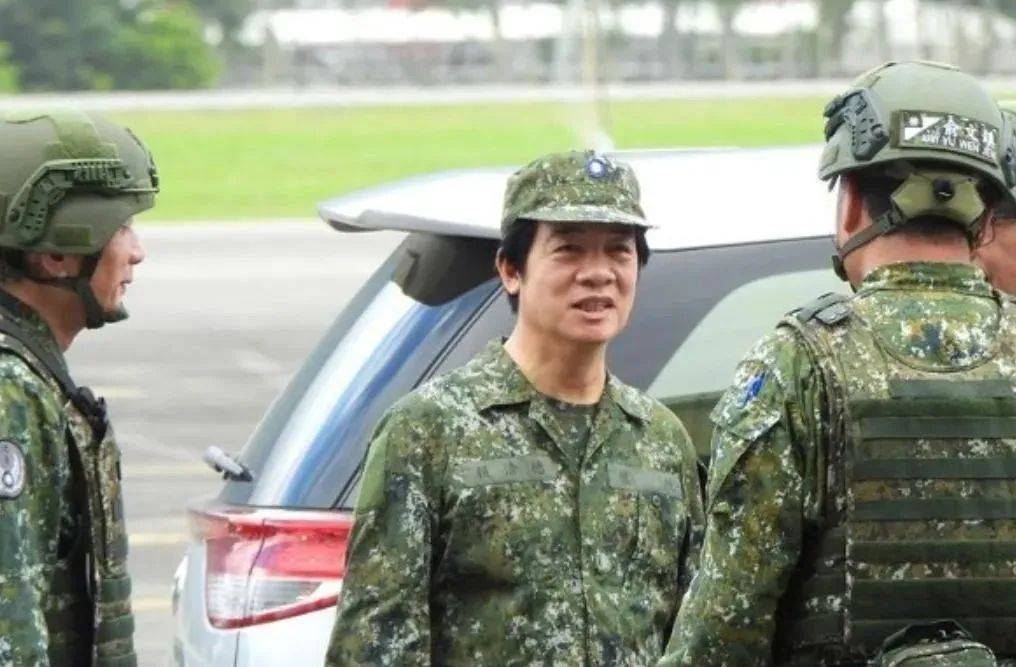 6名台军举五星红旗<strong></p>
<p>越南</strong>，拒为台独当炮灰，台媒：赖清德卫兵也要投诚