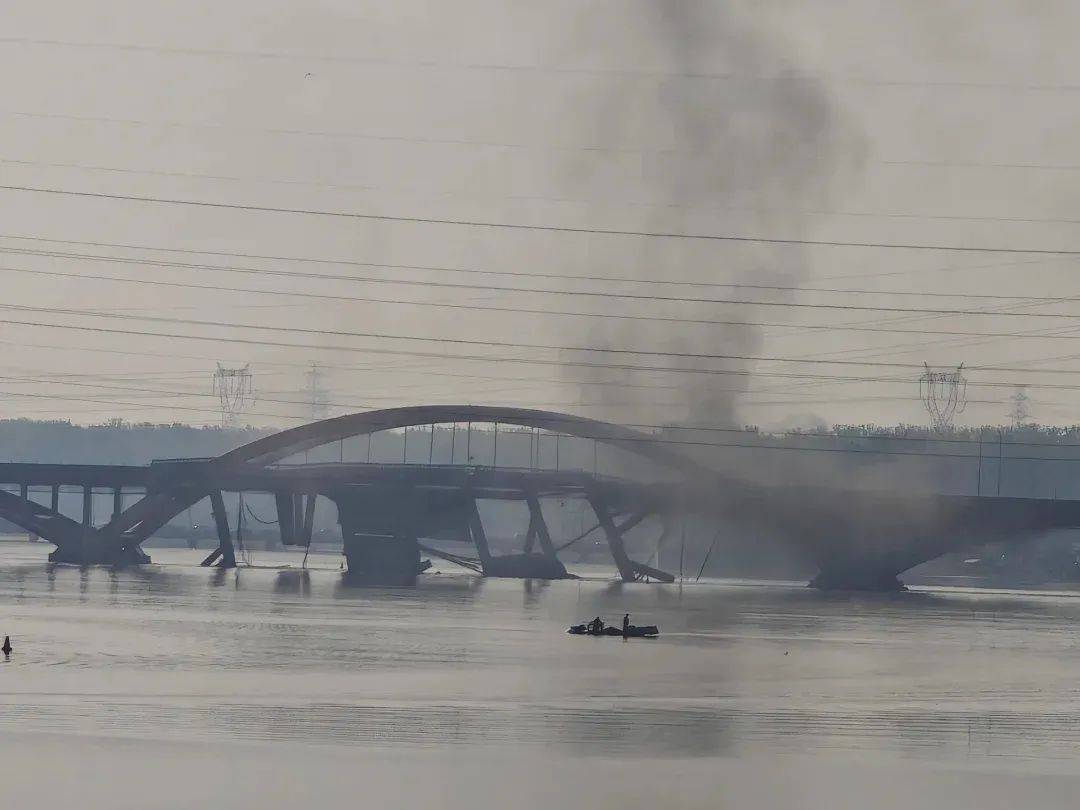 北京潮白河大桥部分路段起火坍塌<strong></p>
<p>柬埔寨</strong>，官方：原因正调查