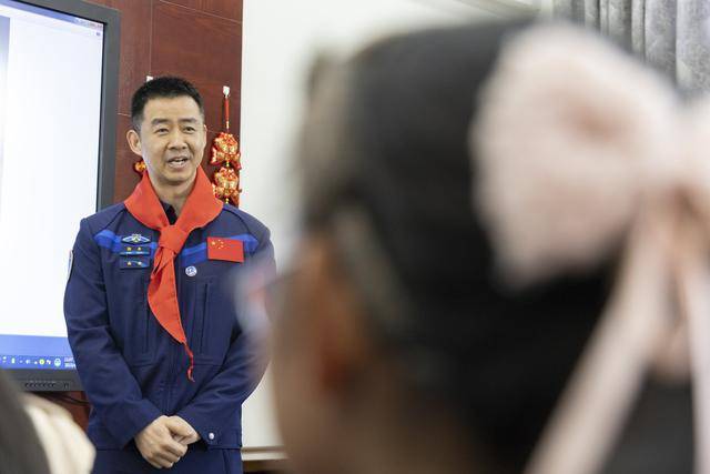 三度出征<strong></p>
<p>柬埔寨</strong>！洛阳航天英雄陈冬担任指令长