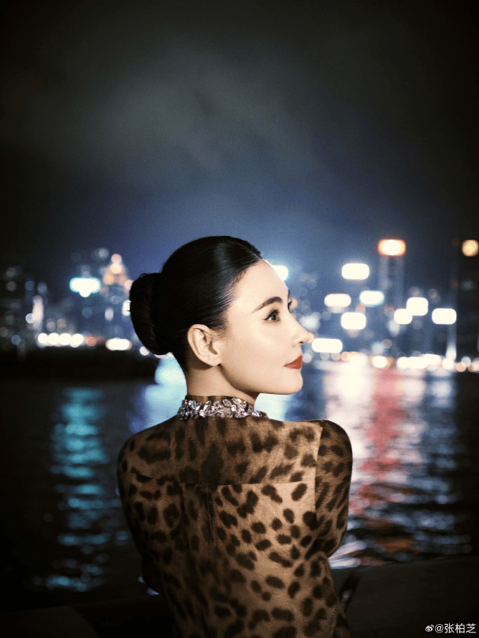 张柏芝身穿豹纹装<strong></p>
<p>黄果树</strong>，时隔26年再现我养你名场面！烈焰红唇太抢镜