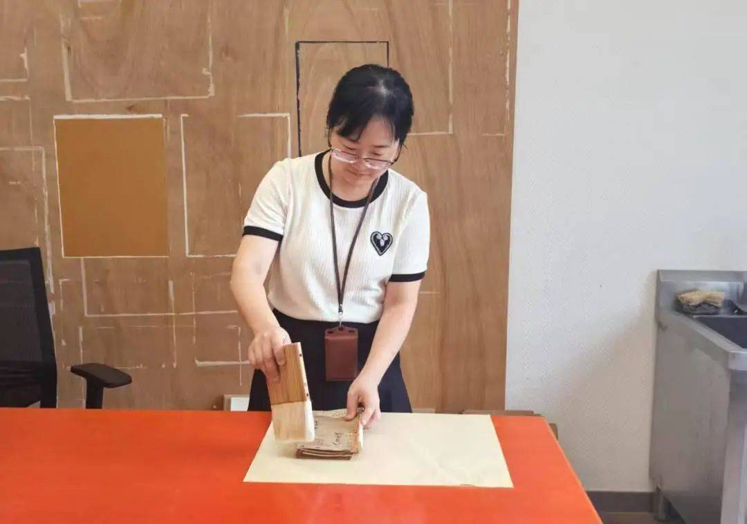 “冷板凳”一坐18年<strong></p>
<p>影视</strong>！41岁厦门女子：要一直坐下去