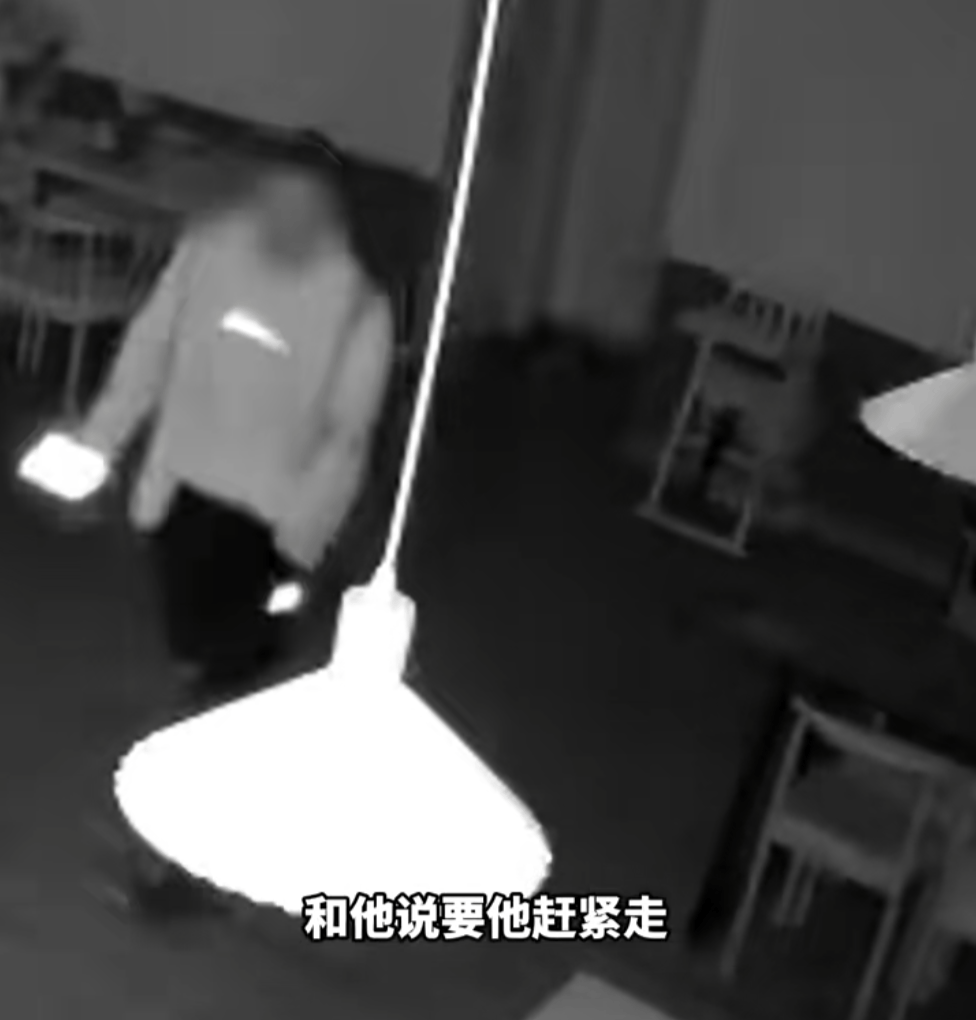 第一次见面就表白！被拒绝后男子凌晨3点狂敲女生房门<strong></p>
<p>格力</strong>，随后拿出工具撬锁……