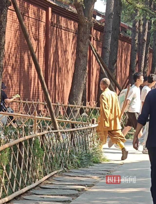 印乐方丈管理下的白马寺：僧人顶着高温种地<strong></p>
<p>币圈新手入门</strong>，义工称寺里秉承农禅并重