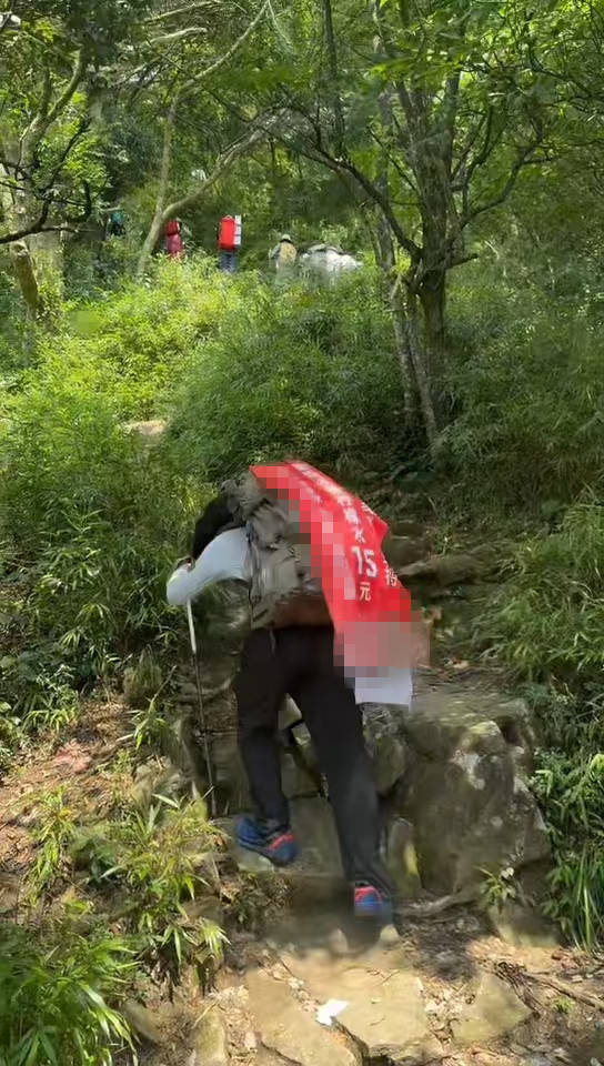 湖南一男子背40公斤蜜雪冰城上武功山售卖<strong></p>
<p>币圈新闻</strong>，当事人：收入不多纯体验，当负重训练