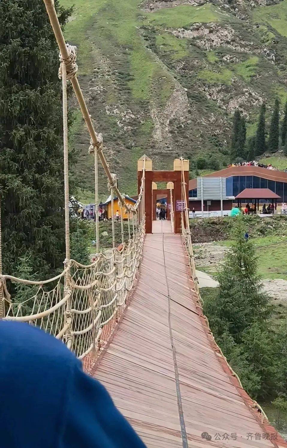 5人遇难24人受伤！新疆伊犁一景区吊桥桥索断裂，亲历者称“现在手还在不断颤抖”