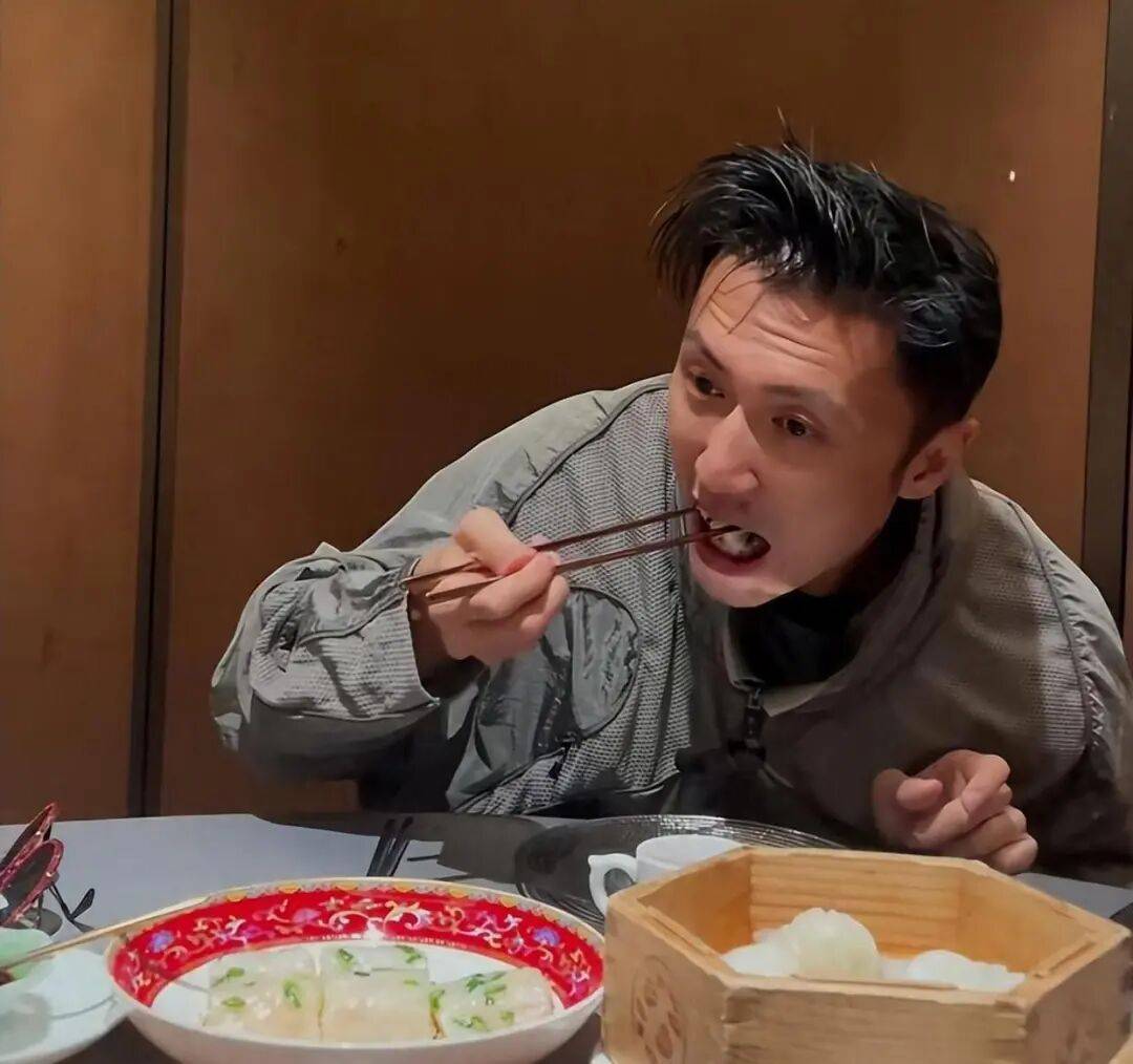 考古|89岁谢贤现身依旧时髦！与小49岁女友分手后开搞事业<strong></p>
<p>柴犬币最新价格</strong>，疑已交代后事的他太潇洒