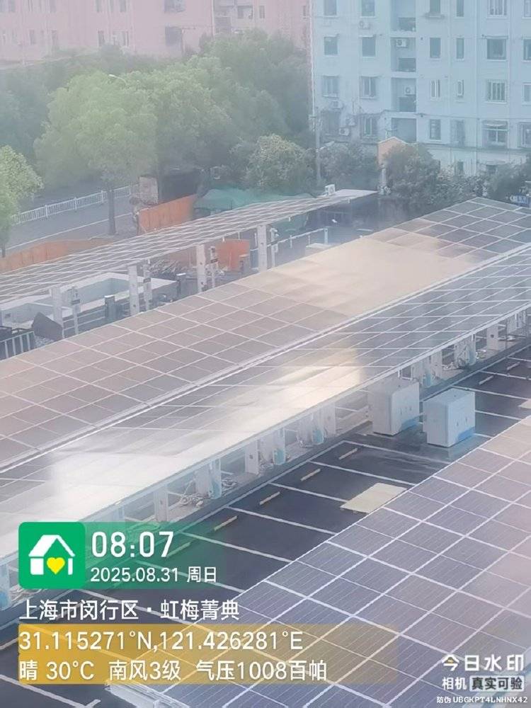 窗外现连片光伏板<strong></p>
<p>币犬</strong>，“眼睛快被晃瞎”上海一些光伏设施引光污染争议