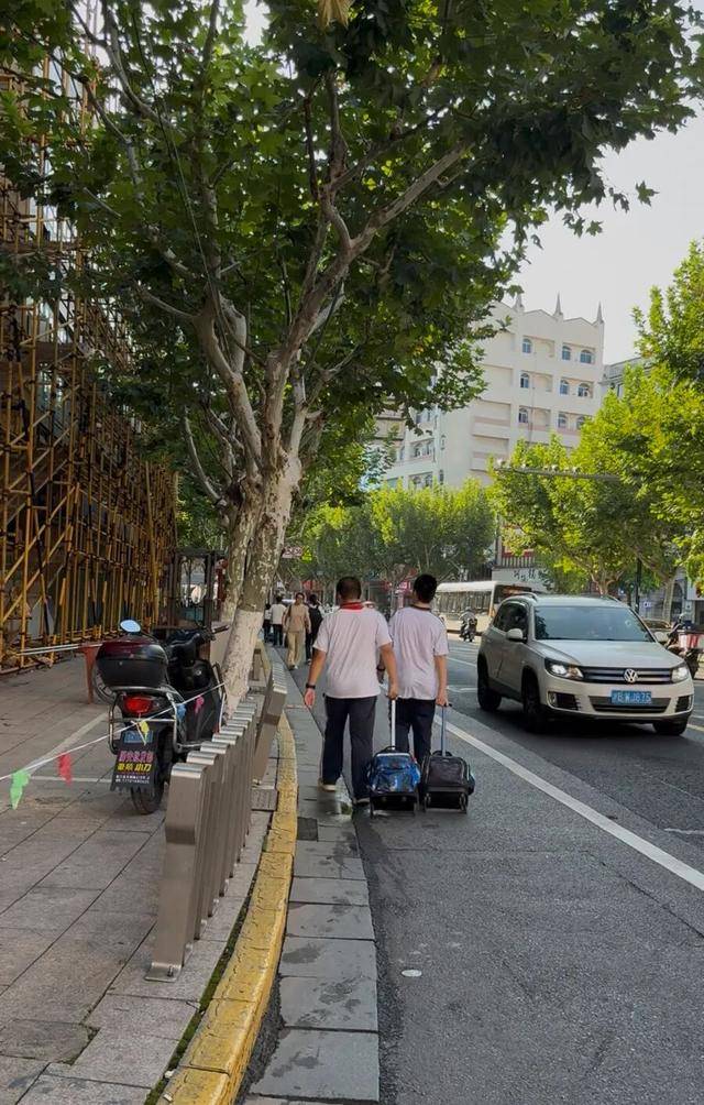 事发上海校门口！学生上学像闯关：夹缝中慢慢腾挪<strong></p>
<p>柴犬币最新</strong>，与非机动车迎面对冲…家长担忧：何时是头