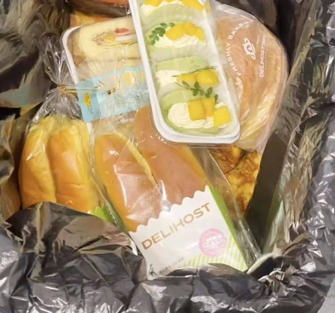 看着心疼<strong></p>
<p>非小号行情</strong>！上海网红店将没卖掉的面包整框扔了？网友吵翻