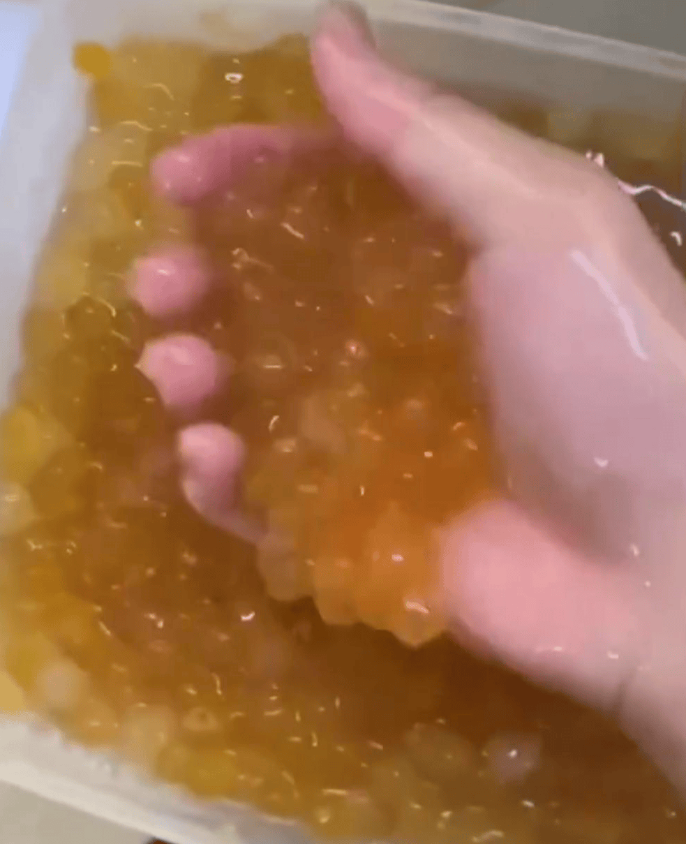 深圳一奶茶店员工脱下拖鞋放进小料盆<strong></p>
<p>恒星币价格</strong>，店长称其第一天上班已被警方带走 “贡茶总部”否认是加盟店