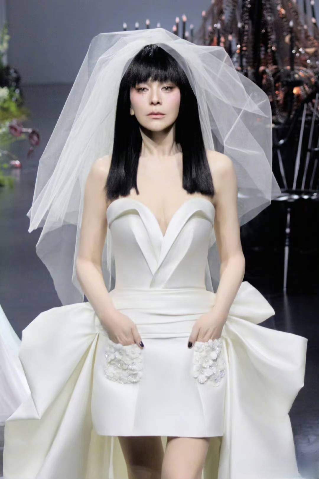 偏心的妈隐身的他<strong></p>
<p>火必网</strong>，55岁王琳撕开原生家庭伤疤
