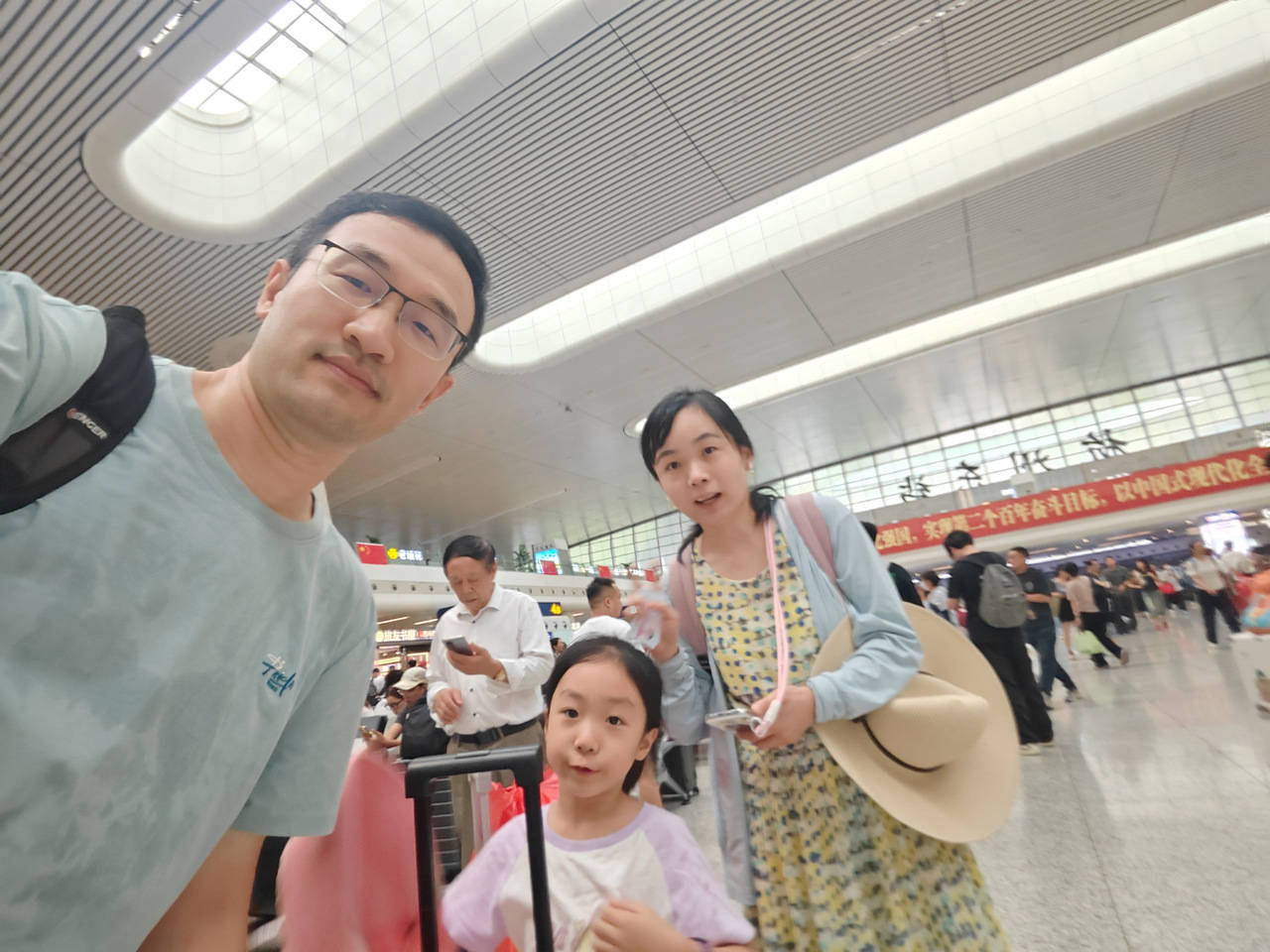 全杭州的娃都出动了？这是刚刚的火车东站<strong></p>
<p>加密货币</strong>！秋假大军即将席卷全国