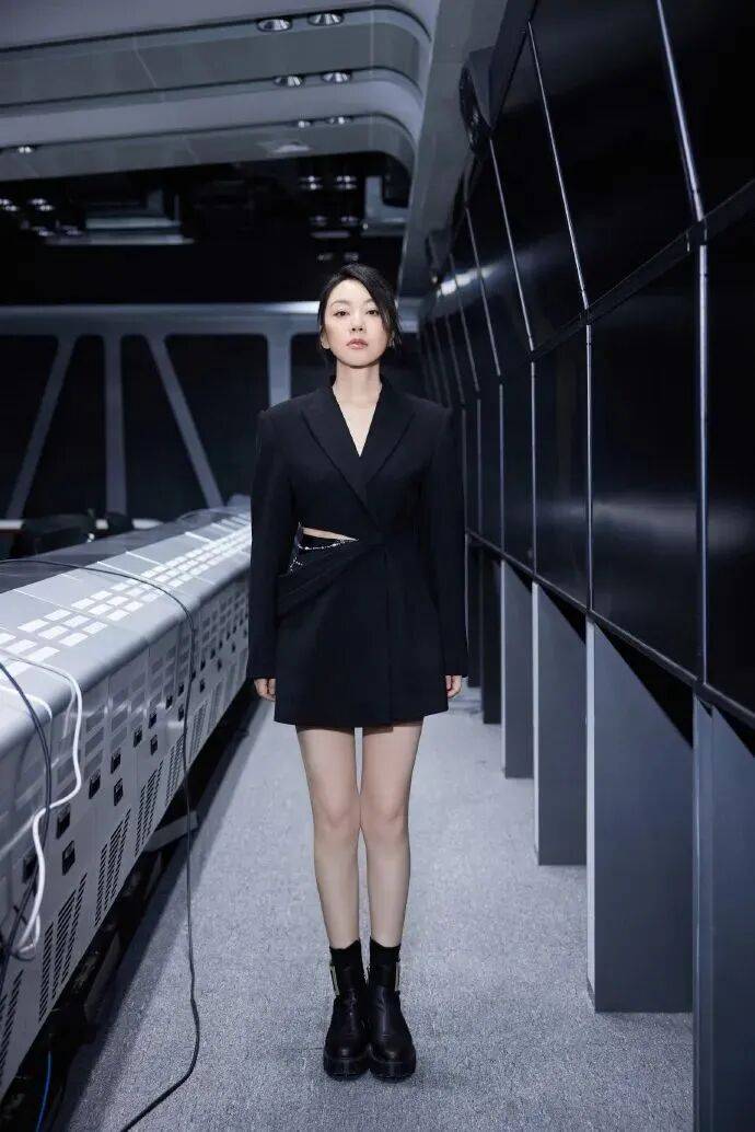 闫妮微醺式演唱再上热搜！35岁爆红后速成大满贯视后<strong></p>
<p>加密货币交易所</strong>，她是松弛美学的代言人