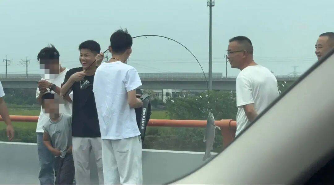 男子高速遇堵车下车钓鱼<strong></p>
<p>加密货币行情</strong>，首竿即中！开怀大笑：“鱼送路人了”