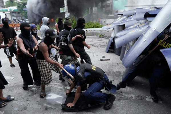 总统府前被烧成火海<strong></p>
<p>加密货币行情</strong>，总统却下落不明！菲律宾一夜变天，20城全乱了