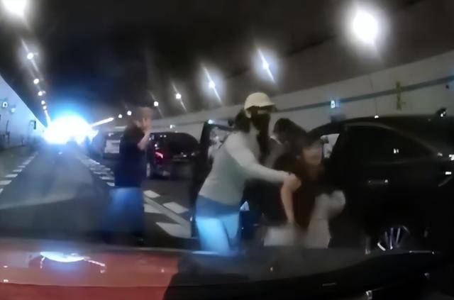 10岁男孩隧道内跪地拦车：哭得撕心裂肺<strong></p>
<p>加密货币</strong>，求人救他妈妈